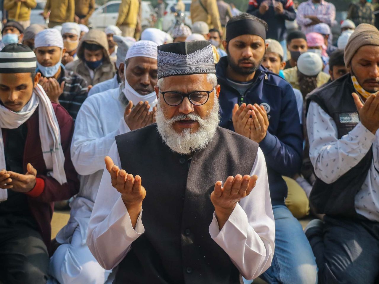 Muslim devotees offering Namaz in open area while people in Gurgaon protesting against open Namaz.